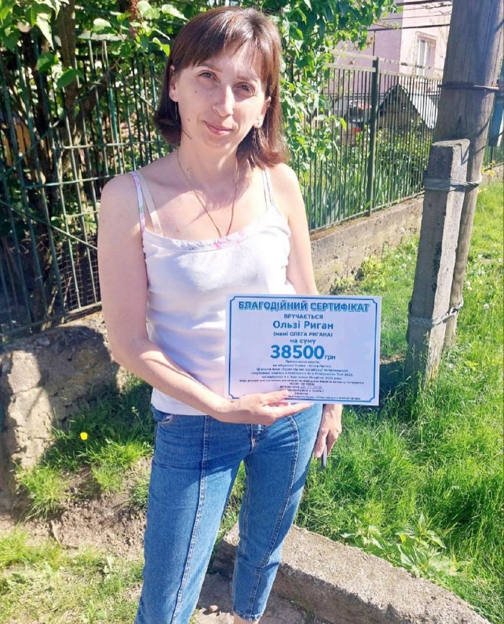 Мама Олега Ригана із благодійним сертифікатом на 38 500 гривень